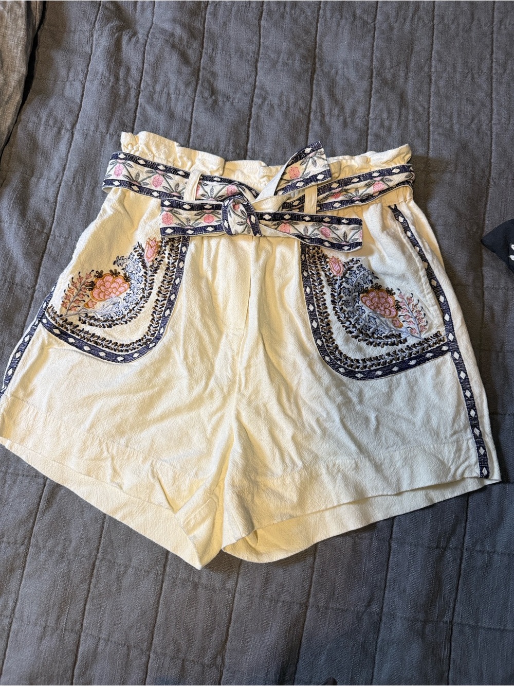 EUC Anthropologie Cream Paperbag Waist Printed Tie Women's Shorts - Picture 3 of 6